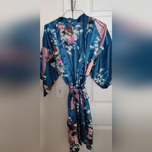 Blue silk robe with floral details and tie (one size)